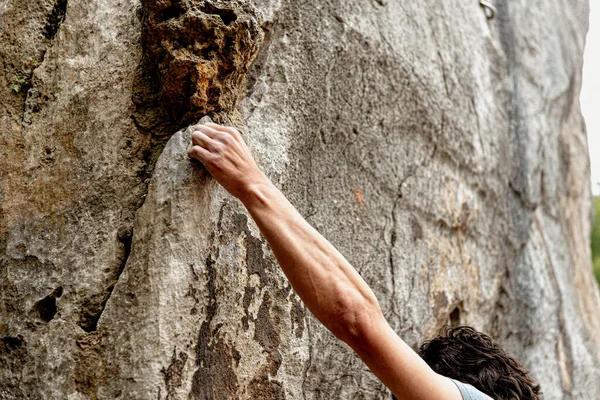 Detail Der Hand Die Sich Beim Sportklettern Felsen Festklammert Bergsteiger — Stockfoto