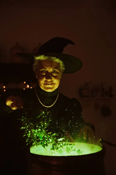 Old Witch Making Potions Copper Pot Older Woman Performing Witchcraft — Stock Photo, Image