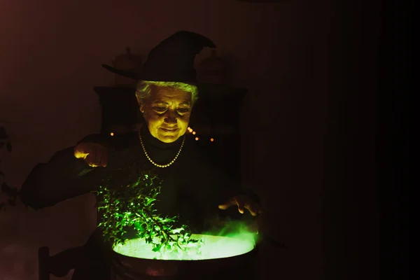 Old Witch Making Potions Copper Pot Older Woman Performing Witchcraft — Stock Photo, Image