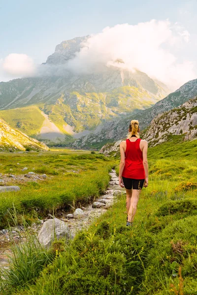 Femme Blanche Marchant Long Une Petite Rivière Avec Des Montagnes — Photo