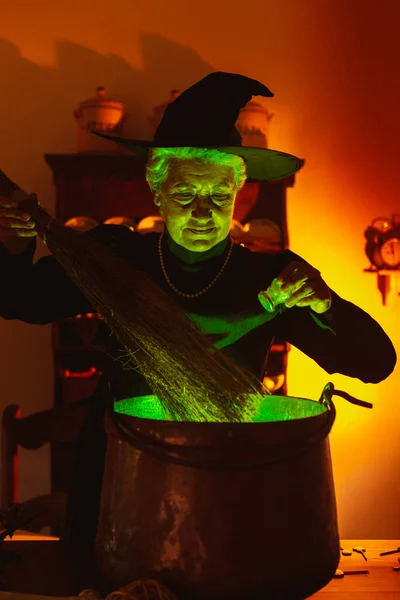 Old Woman Disguised Witch Halloween Witch Preparing Green Potions — Stock Photo, Image