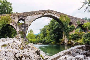 İspanya 'nın Asturias kentindeki Cangas de Onis kentindeki Sella Nehri üzerinde ortaçağ kökenli Roma köprüsü.