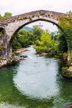 İspanya 'nın Asturias kentindeki Cangas de Onis kentindeki Sella Nehri üzerinde ortaçağ kökenli Roma köprüsü.