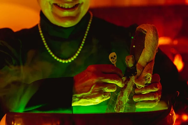 魔女を演じる高齢者の手の詳細 ハロウィーンを祝う正体不明の人 — ストック写真