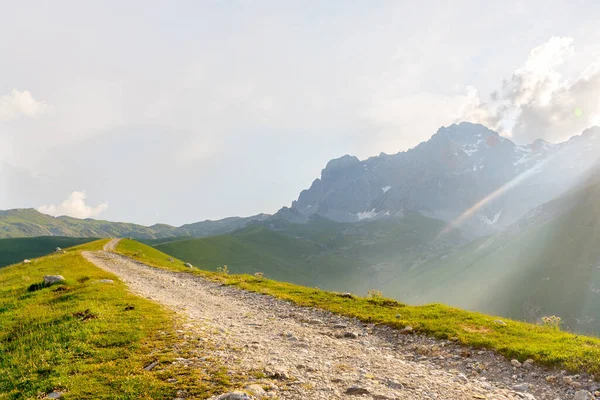 晴れた日に山を抜ける未舗装の線路は — ストック写真