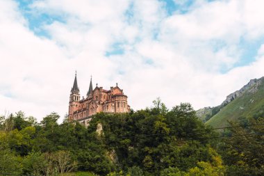 Santa Mara da Real de Covadonga 'daki Asturias Bazilikası.