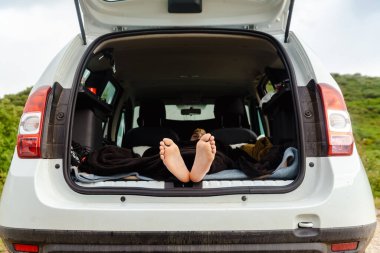 Tanımlanamayan kişi, geceyi karavanda uyuyarak geçirdikten sonra ayaklarını arabadan çıkarmış.