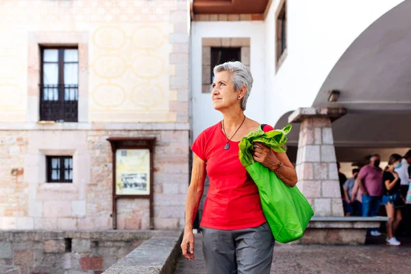 Mulher Idosa Caucasiana Com Cabelo Grisalho Curto Comprando Alimentos Saudáveis — Fotografia de Stock