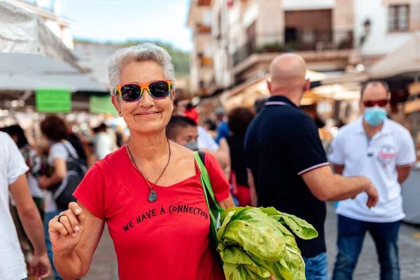 Mulher Sênior Feliz Coletivo Lgbt Usando Óculos Sol Com Bandeira — Fotografia de Stock