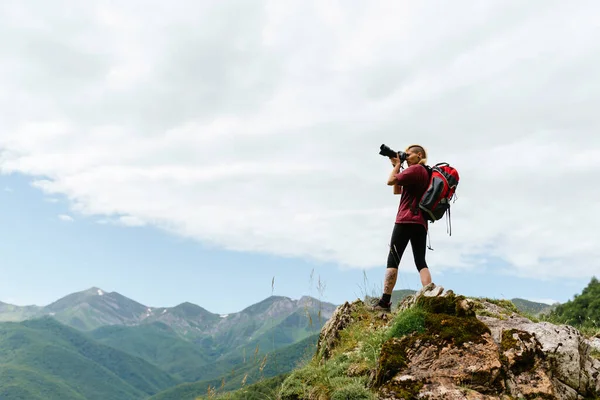 Jeune Femme Alpiniste Avec Sac Dos Prenant Des Photos Sur — Photo
