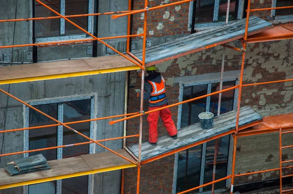 Kyiv Ukraine March 2021 Construction Worker Performs Facade Finishing Work — Stock Photo, Image