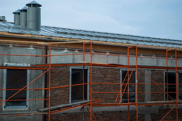 Orangefarbenes Gerüst Neben Der Rohfassade Während Der Bauphase — Stockfoto