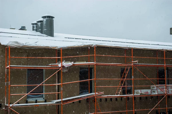 Orangefarbenes Gerüst Der Nähe Der Rohfassade Während Der Bauphase Winter — Stockfoto