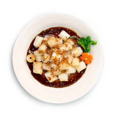Chee Cheong Eğlence Buğulanmış Pirinç Eriştesi Kalın Tatlı Soslu Kuala Lumpur usulü kahvaltı Malezya ve Çin Guangdong bahar soğanı ve oyulmuş havuç üst görünümü süsleyin