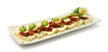 Tofu Kimchi yeşil biber ve sarımsak üzerine küçük lokma oyulmuş pırasa ve taze soğan Kore 'nin en popüler bar yemekleri