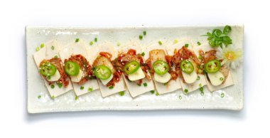 Tofu Kimchi yeşil biber ve sarımsak üzerine küçük ısırık oyulmuş pırasa ve taze soğan Kore 'nin en popüler bar yemekleri.