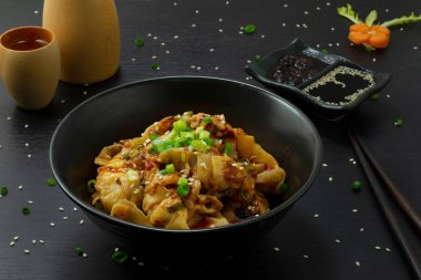 Baharatlı Çin yemeği soslu hamur tatlısı tarifi. Jiaozi, Ay Yeni Yıl sezonunda çok popülerdir. Lezzetli yemekler.