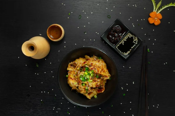 Baharatlı Çin yemeği soslu hamur tatlısı tarifi. Jiaozi, Ay Yeni Yıl sezonunda çok popülerdir.