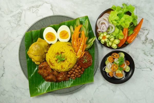 ナシレマックビリヤニ米は牛肉レンダンを務めました アーアム ピーナッツ ゆで卵 インドネシアの組み合わせマレーシア料理スタイル キュウリ風味の酸味と甘さと野菜のトップビューのサイドディッシュ — ストック写真