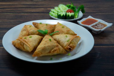 Çin Vejetaryen Kızarmış Köfte Taro ile doldurulmuş, tatlı patates ve sebze biber soslu tatlı sos servis ediliyor.