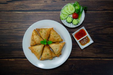 Çin Vejetaryen Kızarmış Köfte Taro ile doldurulmuş, tatlı patates ve sebze biber soslu tatlı sos.