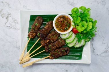 Izgara Biftek Biftek Biberleri Acılı ve Baharatlı Kuzeydoğu Tayland usulü Salatalık ve Sebze Üst Görünümü