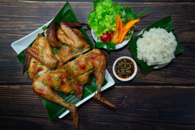 Thai Izgara Tavuk BBQ ve Yapışkan Pirinç Biberli Sosu ve Sebzeler Tayland usulü üst görünüm