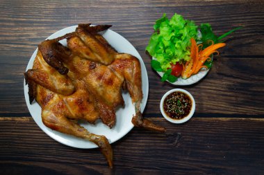 Tayland usulü ızgara tavuk BBQ Thaifood usulü Chili sosu ve sebze sosu.