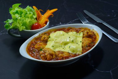 İtalyan usulü marinara soslu tavuk köftesi. Peynir, sebze ve çatal kenarlı.