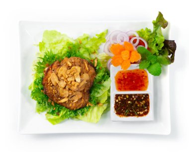 Kızarmış tavuk üzerine çıtır sarımsaklı Tayland usulü kırmızı biber sosu oyulmuş havuç ve sebze.