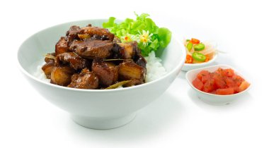 Pork Adobo Karamelli pirinç tarifi üzerine Filipin Tadı ve Ekşi Lezzet ile birlikte Filipinler 'in Asean Gıda' sında servis edilen popüler yemek ve sebzelerin yanında servis edilir.