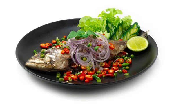 Ikan Goreng Salad Mackerel Dengan Chilli Onion Dekorasi Limau Sayuran — Stok Foto