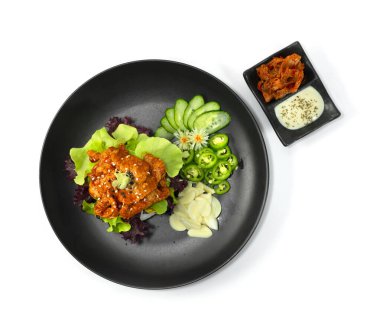 Pirinç Burger Bulgogi Domuz eti Kore yemek stili ekşi krema sosu ve Kimchi sebze üst görünümünü süslüyor