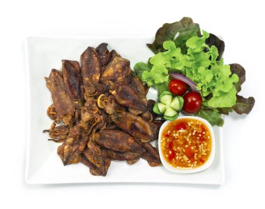 Çıtır Kalamarlar Çok Kızarmış Baharatlı Sos Tayland Stili aperatif zamanı oyulmuş sebzeler üst görünüm dekorasyonu