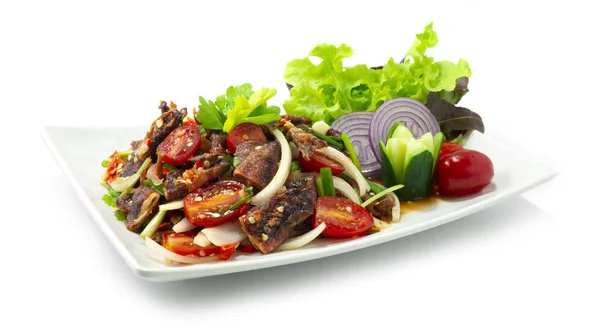 クリスピーイカスパイシーなサラダ タイ料理のスタイルは 刻まれた野菜を飾るSideview — ストック写真