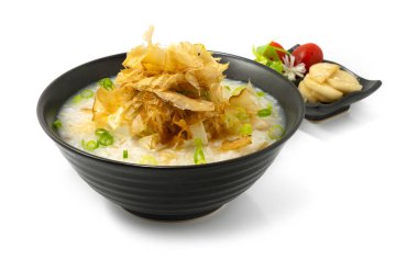 Pirinç lapası Katsuobushi ve Tofu serpintisi Taze soğanlı Japon yemeği turp ve sebze turşusu sunar.