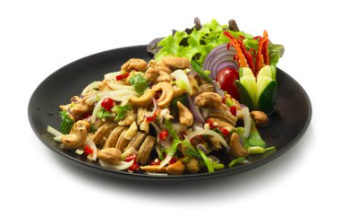 Çıtır kurutulmuş Stingray balığı baharatlı salata, fındık ezmesi Thaifood stili oyulmuş salatalık ve sebze yan bakışı servis edilir.