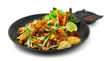 Fasulye filizi, soğan ve yumurta ile karıştırılmış şalgam keki. Çin yemeği tarzı kuru biber, limon, fıstık, şeker, Black Soy Sosu, Tatlı Chili Sosu ve sebzeler