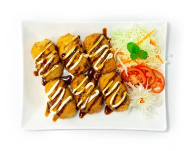 Korokke Peyniri ve Patates (Croquette) Japon usulü kızartma. Sebze süsle ve soğan desenli yontulmuş.