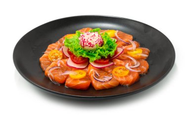 Somon salatası susam ve karabiber soslu Japon yemeği. Sebzeli.