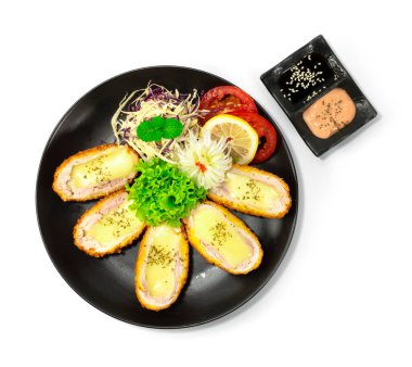 Katsu Kore peyniri - Japon Gıda Stili füzyon sosu sebze süsleme ve soğan deseni şeklinde oyulmuş pırasa deseni sundu