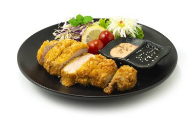 Katsu kızartılmış domuz eti Japon yemek stili füzyon sosu sebze süsleme ve soğan desenli yontulmuş soğan deseni.