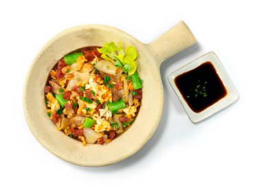 Kızarmış pirinçli erişteyi tavukla karıştırın. Çin yemeği füzyonu Asya tarzı üst görünüm.