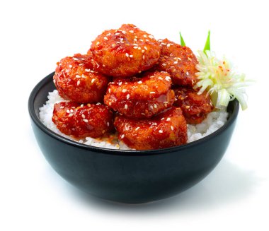 Bol yağda kızartılmış karides Kore bbq kochujang sosu susamlı pirinç tarifi Kore yemek stili oyulmuş sebzeler Pırasa çiçek şeklinde yan görünüm