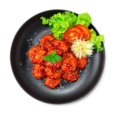 Bol yağda kızartılmış karides Kore bbq kochujang sosu susamlı Kore yemeği stili sebzeler oyulmuş pırasa çiçekli üst görünüm