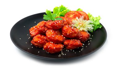 Bol yağda kızartılmış karides Kore bbq kochujang sosu susamlı Kore yemeği stili sebzeler oyulmuş pırasalı çiçek şekli