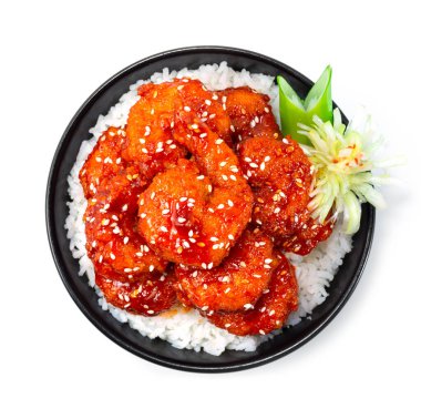 Bol yağda kızartılmış karides Kore bbq kochujang sosu susamlı pirinç tarifi Kore yemeği stili oyulmuş sebzeler Pırasa çiçekli üst görünüm