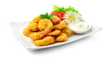 Kızarmış karidesler mayonez sosu Japon yemek stili sebzeler oyulmuş pırasa çiçek şekilli yan manzara.