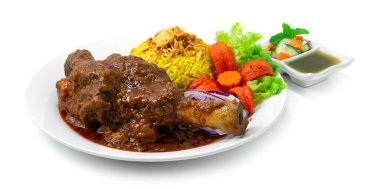 Ağır ateşte pişirilmiş kuzu Shank Biryani Rice Recipe Massaman körili ve öğütülebilir Hint baharatı ve Tayland Gıda Füzyon Tarzı Nane soslu.