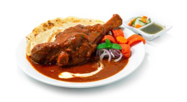 Kavrulmuş kuzu Shank Masala Curi servis edilen lezzetli bir soğanlı, kaju fıstıklı sos ve yoğurt yavaş pişirilmiş Hint yemeği tarzı.